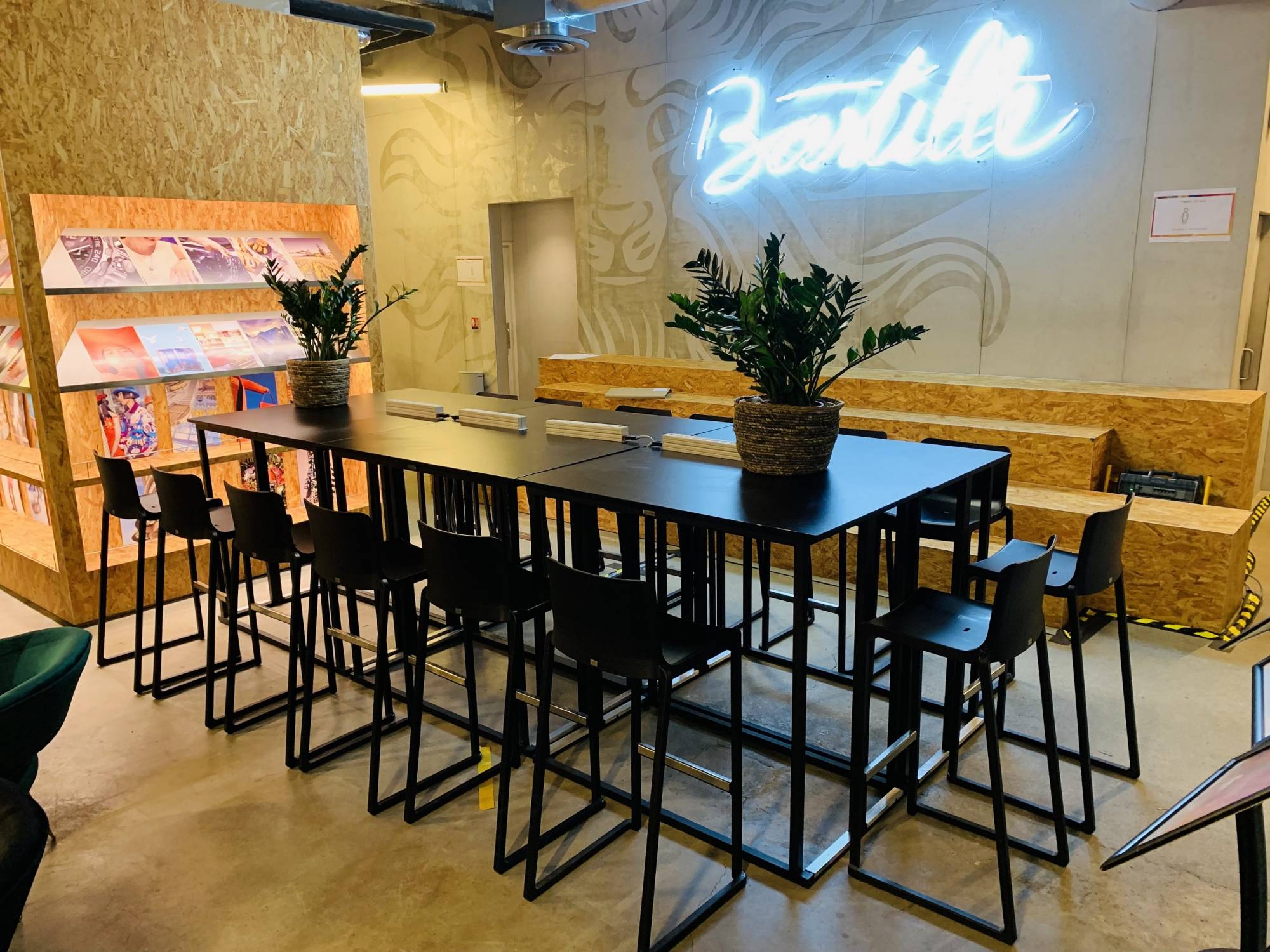 Location de table haute noire pour réunion à Paris 75