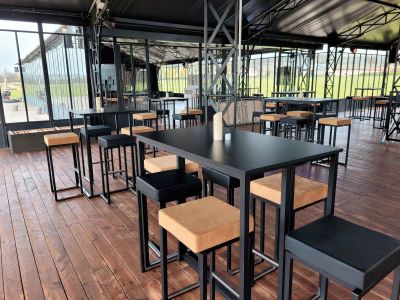 Louer des tables hautes Kubo noires pour manifestation d'entreprise à Paris 75