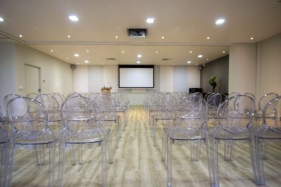 Ou louer des chaises transparentes pour conférence à Paris 75