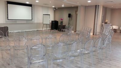 Chaise cristal à louer pour séminaire à Paris 75