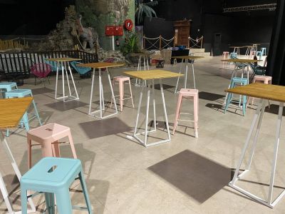 Tabouret Haut Tolix couleur Rose à la location pour foire à Paris 75