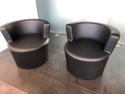 Louer des fauteuils en similicuir noir pour réception à Paris