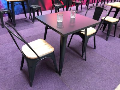 Louer des chaises noires pour une réception à Paris 75