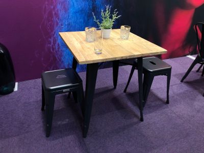 Aménager un stand avec du mobilier industriel dans le 75