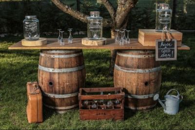Location de Table Haute Tonneaux de Vin pour un évènement champêtre en région parisienne