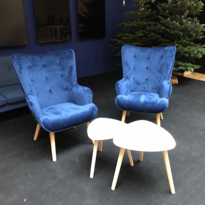 Location de fauteuils en velours et tables gigognes pour réception en Ile de France