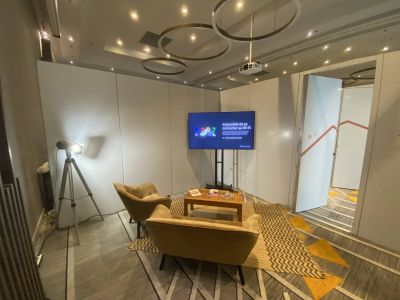 Location de mobilier en velours pour stand d'exposition en région parisienne
