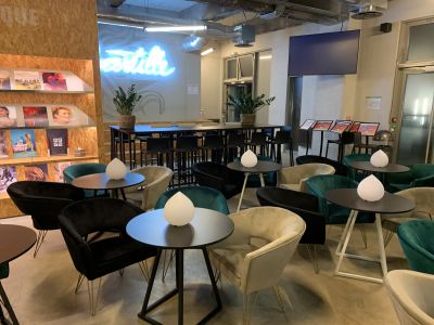 Fauteuil en velours gris à louer pour réception  en région parisienne