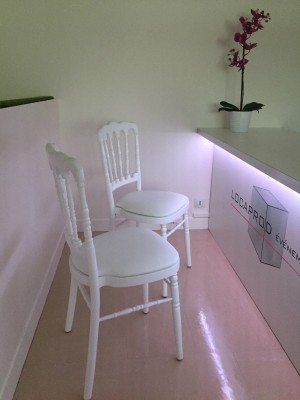 Location de chaise napoléon blanche à Paris