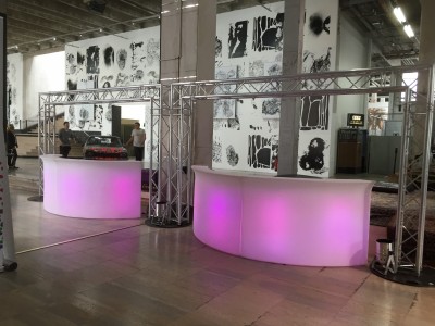 Location de bar d'acceuil lumineux à Paris