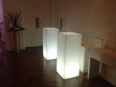 Louer des stèles lumineuses en région parisienne