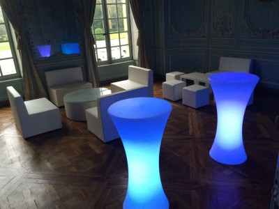 Louer des manges-debout lumineux design en Ile de france