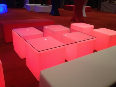 Location de table lumineuse pour espace lounge en Ile de France