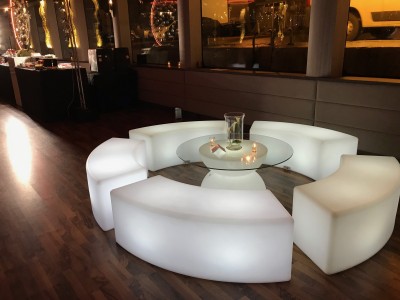 louer du mobilier lumineux pour créer espace Lounge lors d'une soirée à Paris