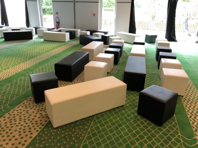 Location de pouf et banquette noire en Ile de France