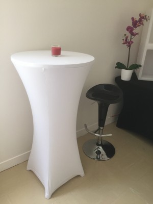 Location de table haute ronde blanche à Paris
