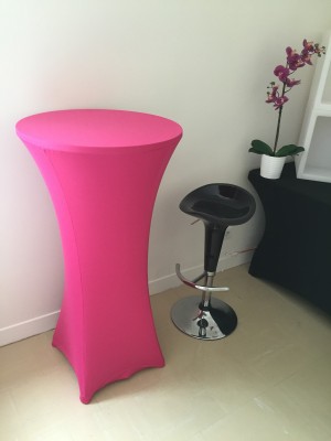 Location de table haute fushia dans l'Oise