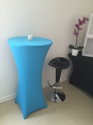 Location de table haute bleue turquoise à Paris