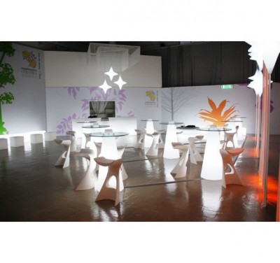 Location de table haute lumineuse en verre en Ile de france