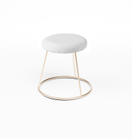 Louer poufs Ruby blancs en tissu bouclette avec piètement doré en Ile de France