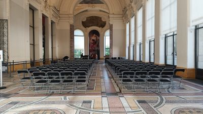 Louer chaises noires en velours acier pour séminaire à Paris 75