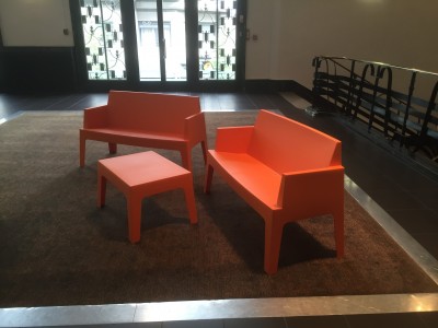 Location de canapé design orange à Paris