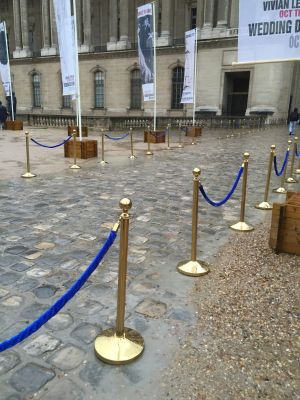 Ou trouver à louer des poteau de guidage avec corde bleu pour file d'attente à Paris 75