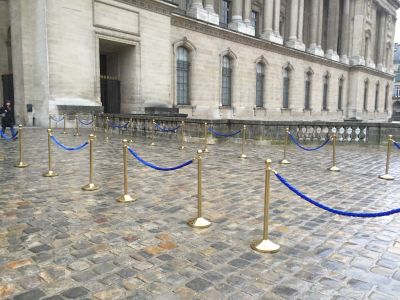Louer potelet couleur Or avec corde bleu pour inauguration à Paris 75